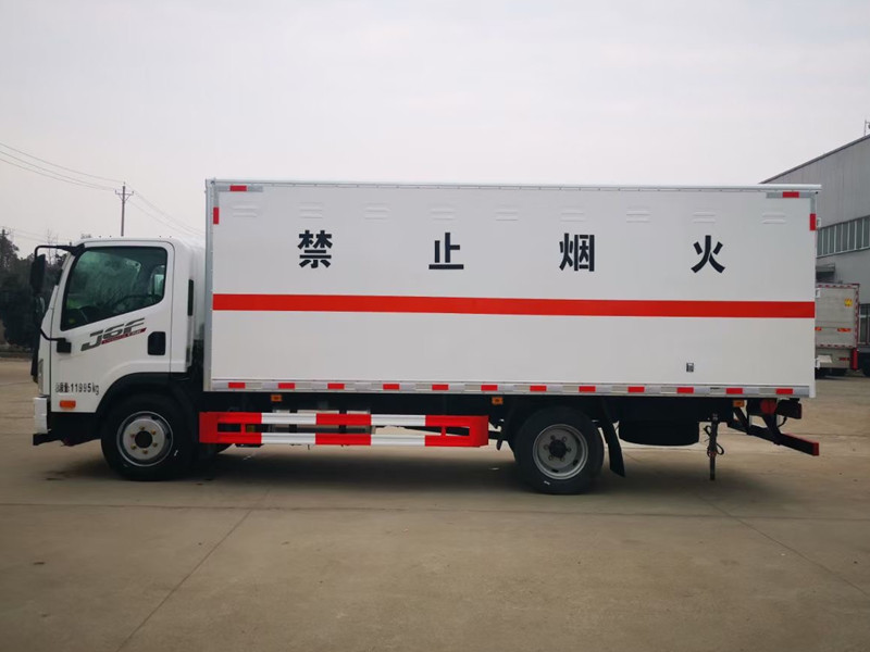 解放J6F/虎VN5.2/5.5米（国六）危货车