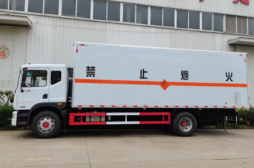 东风D9货厢6.2/6.8/7.8米（国六）1类爆破器材运输车