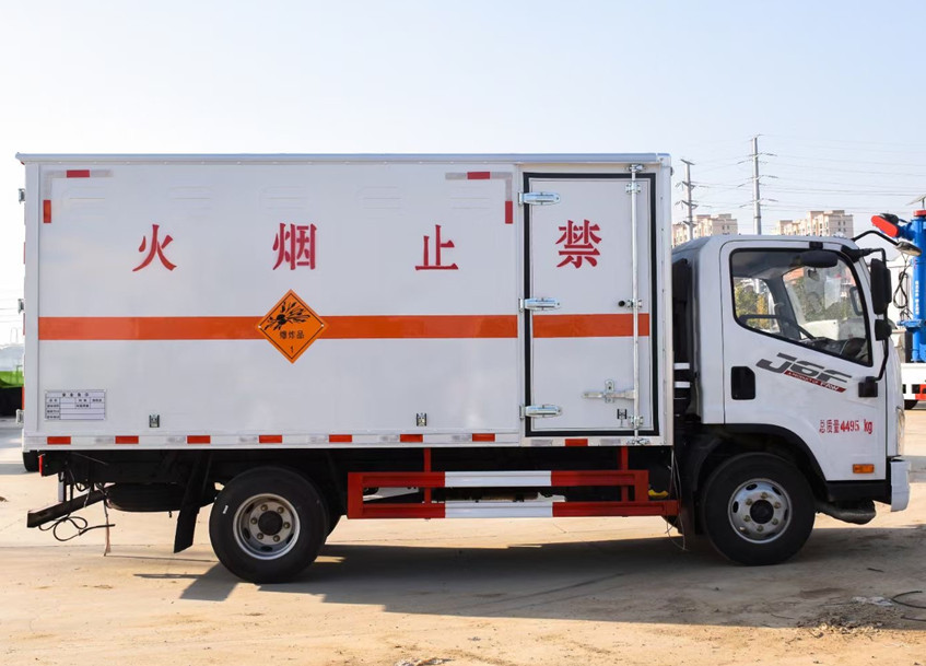 解放4.15米（蓝牌）国六1类爆破器材运输车