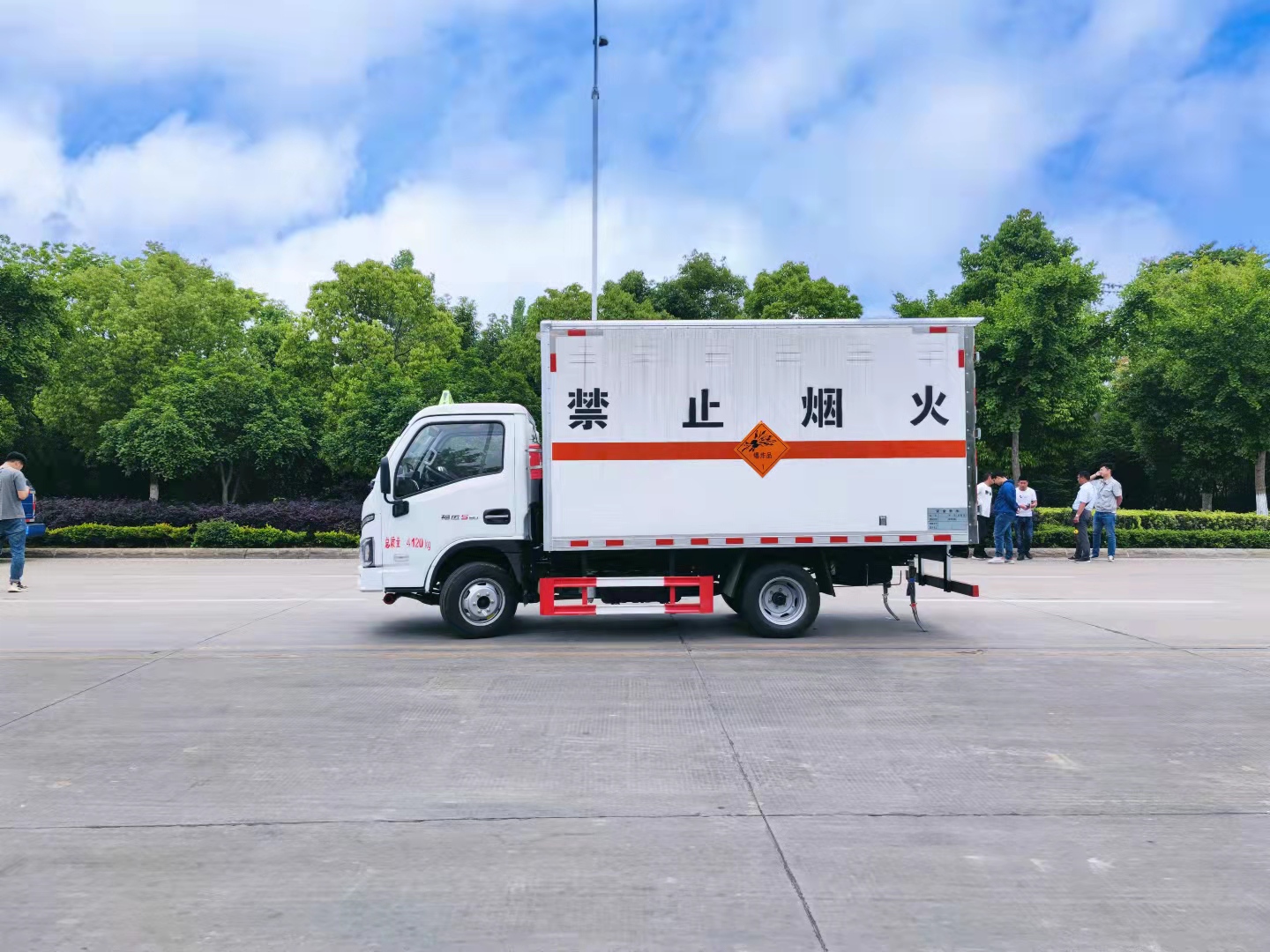跃进3.3米（蓝牌）1类国六爆破器材运输车