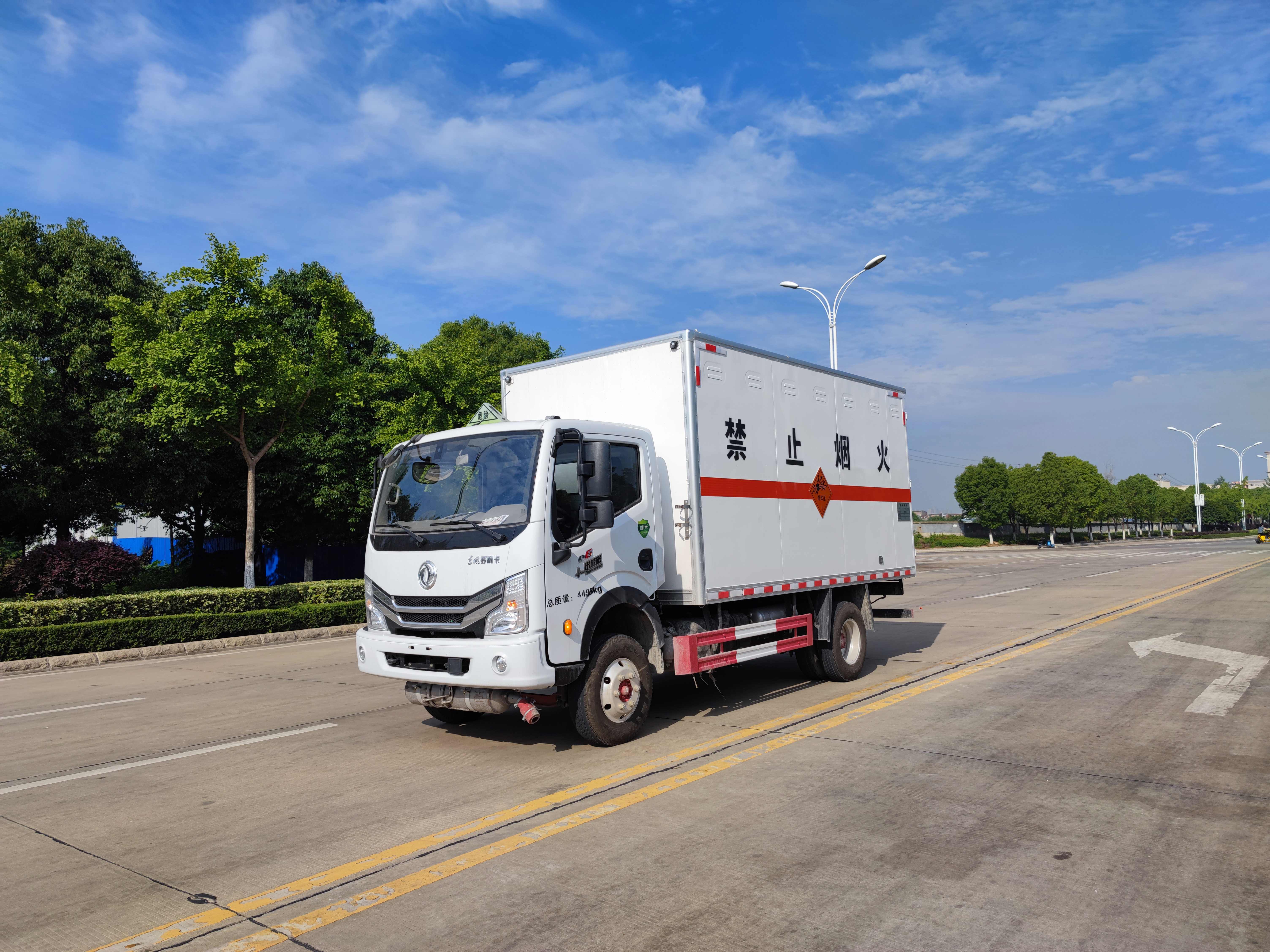 东风D6多利卡4.2米（超大额载）国六危险品运输车