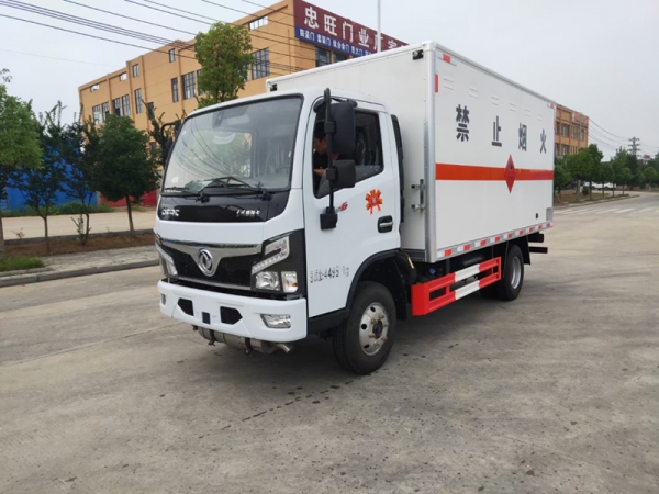 东风多利卡4.2米（蓝牌）国六1类爆破器材运输车